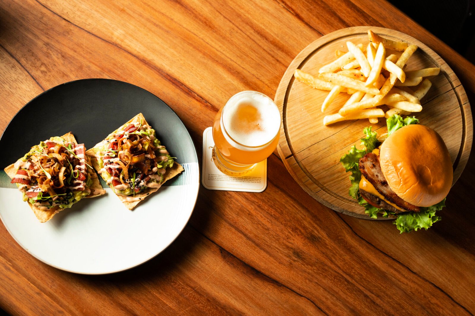 Tostadas, hamburguesa y cerveza de barril en Vecindario Beer Garden, restaurante bar en Cuernavaca